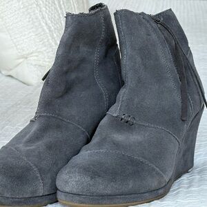TOMS Charcoal Suede Wedge Boots size 7 - excellent condition